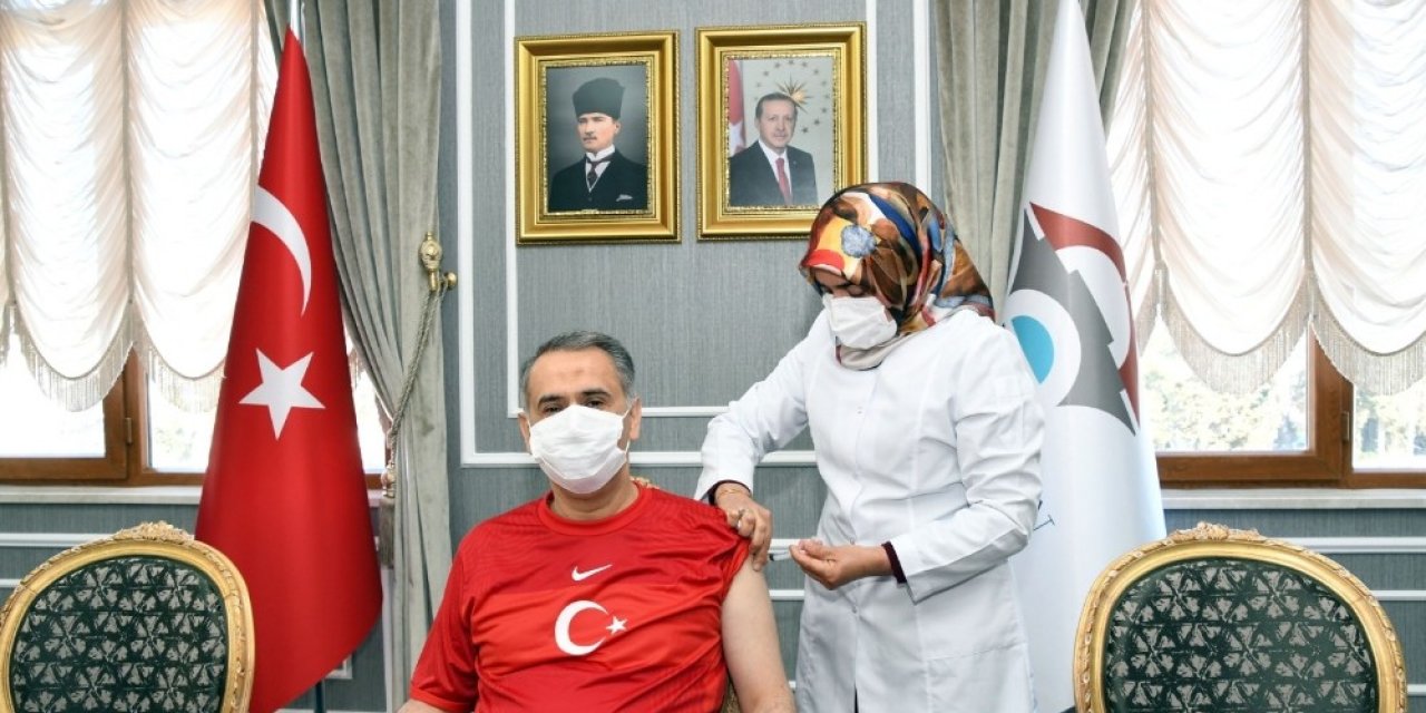 Vali Çuhadar İkinci Doz Aşısını Oldu