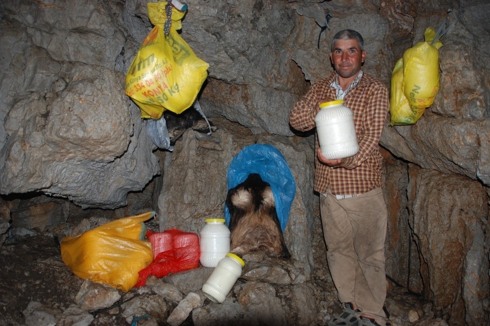 Siparişleri yazın alıyor, müşteriye özel üretip soğuk hava depolarında bekletiyorlar