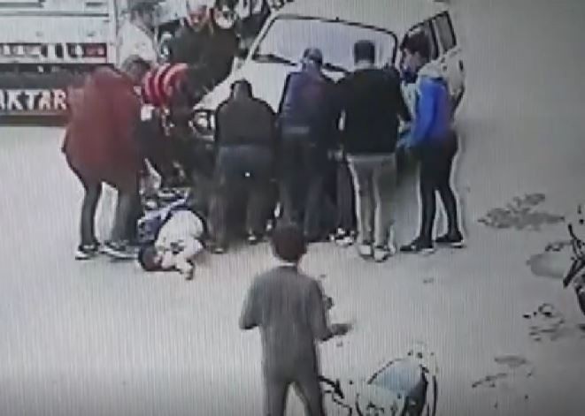 Motosikletin aracın altında kalma anı güvenlik kamerasında
