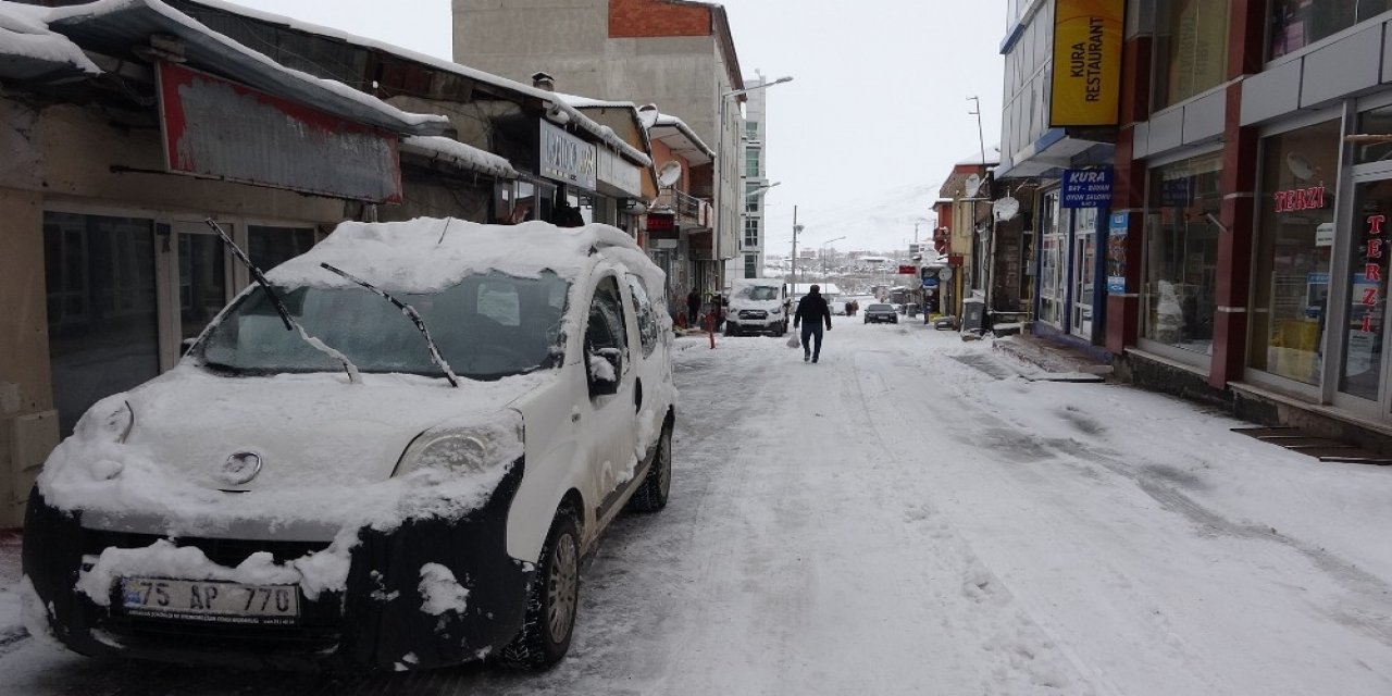 Kara Kış Geri Geldi, 33 Köy Yolu Ulaşıma Kapandı