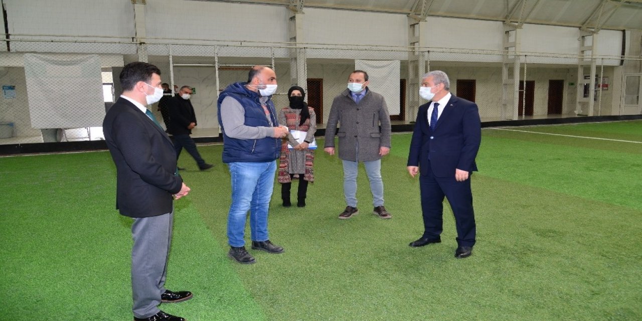 Vali Akın, Spor Tesislerinde İncelemelerde Bulundu