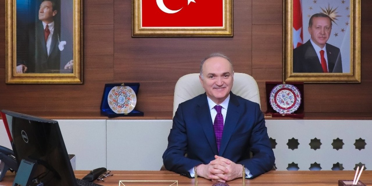 Başkan Özlü “100 Yıldır Bağımsızlığın Simgesi”