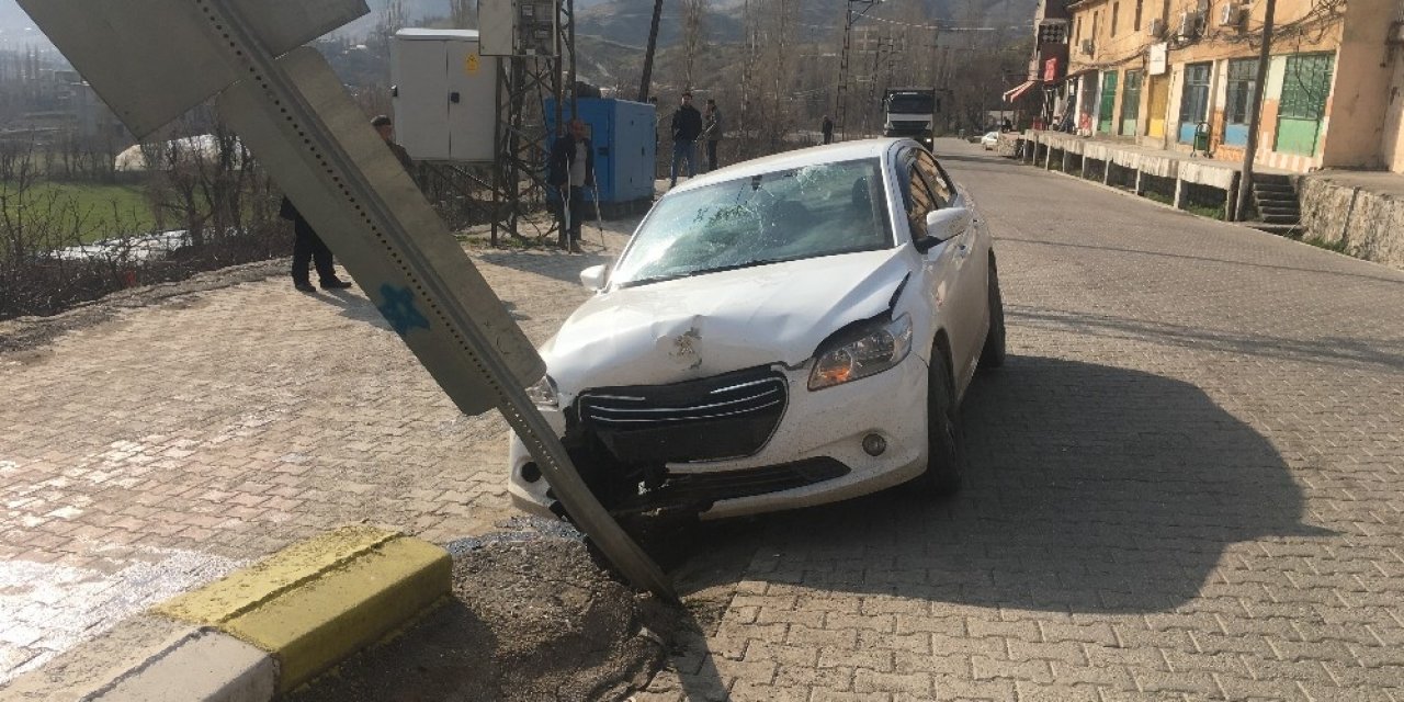 Önce Uyarı Levhasına, Ardından Duvara Çarpıp Durabildi
