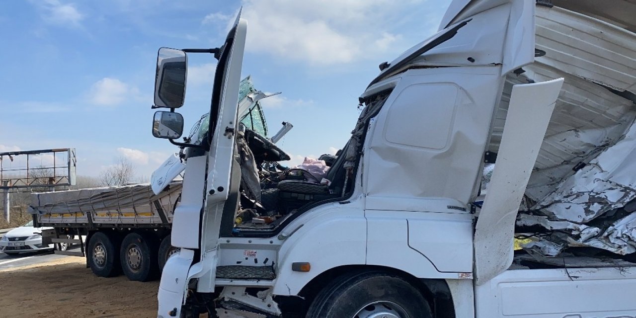 Tem’de 2 Tır Çarpıştı İ̇stanbul İstikameti Trafiğe Kapandı