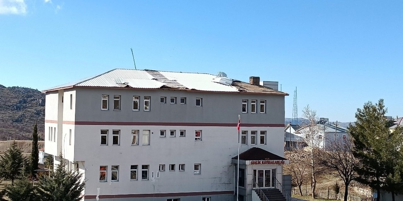 Sincik’te Kaymakamlığın Ve Okulun Çatısı Uçtu
