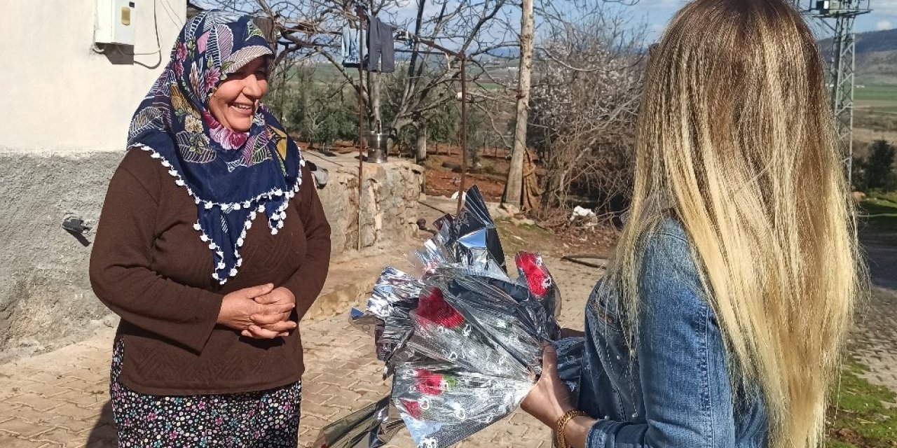 Kadına Yönelik Şiddete Dikkat Çekmek İçin Köy Köy Dolaşıyorlar