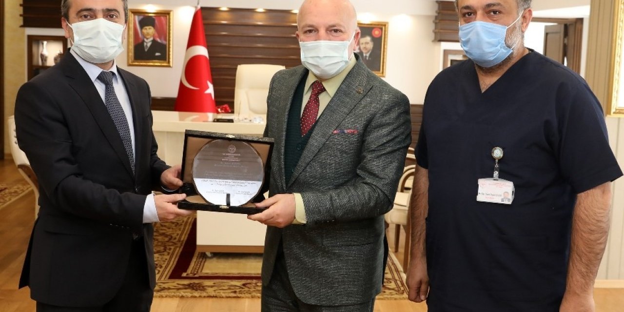 İ̇l Sağlık Müdürü Bedir’den Başkan Sekmen’e Teşekkür Plaketi