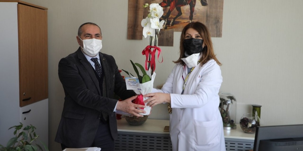 Büyükçekmece’de Tıp Bayramı Nedeniyle Sağlık Çalışanlarına Çiçek Taktim Edildi
