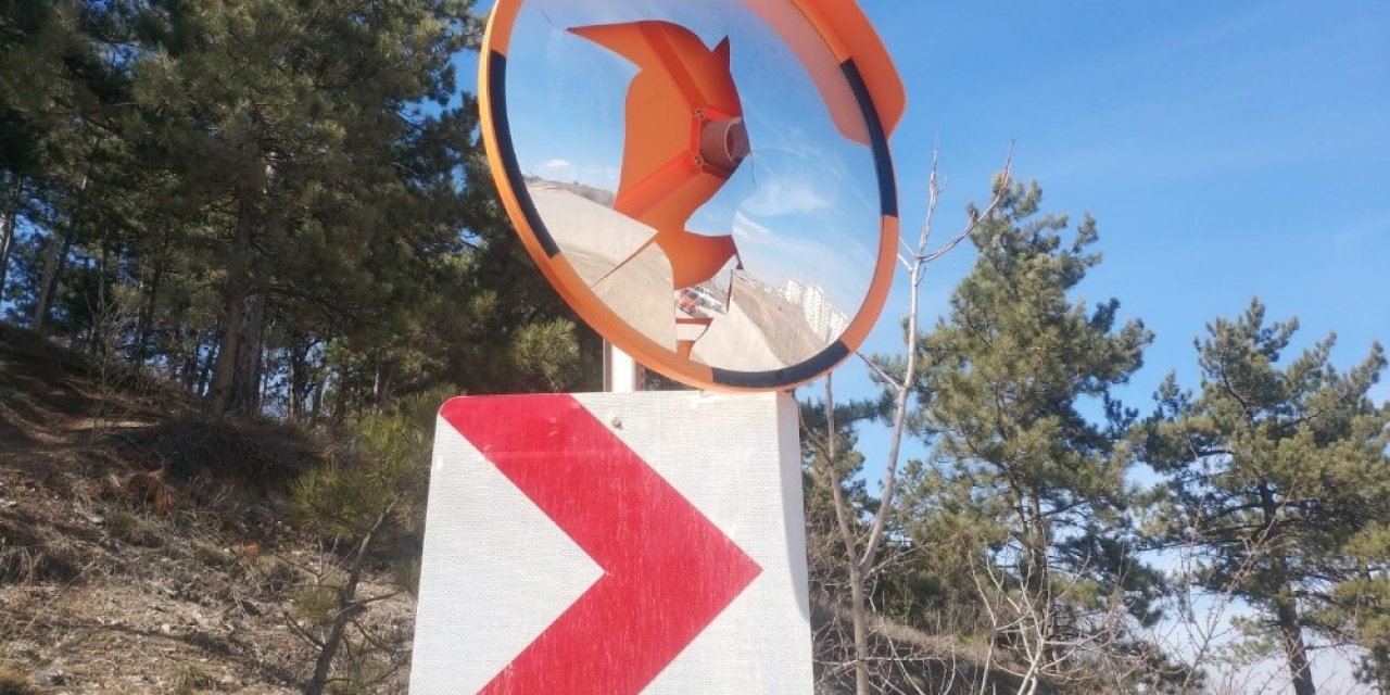 Vandallar Yol Güvenliğini Sağlayan Tepegöz Güvenlik Aynasını Kırdı