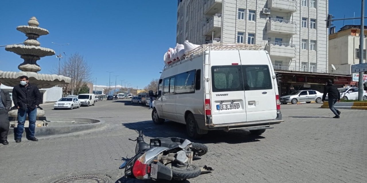 Kahta’da Motosiklet İle Minibüs Çarpıştı: 2 Yaralı