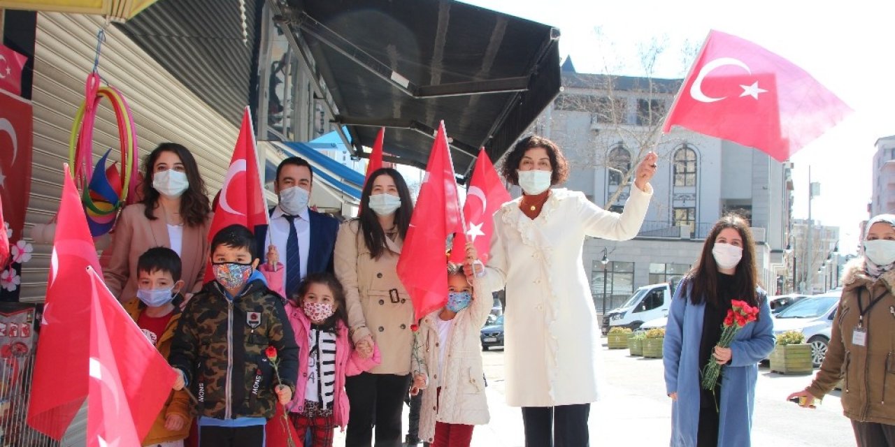 Miniklerden Esnafa Türk Bayrağı