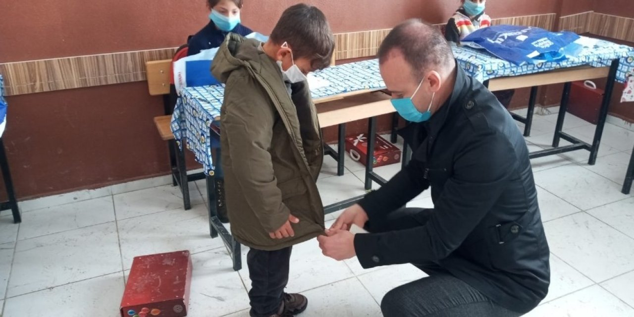 Ağrı Milli Eğitim Müdürü Tekin, İhtiyaç Sahibi Öğrencilere Giyim Yardımı Dağıttı