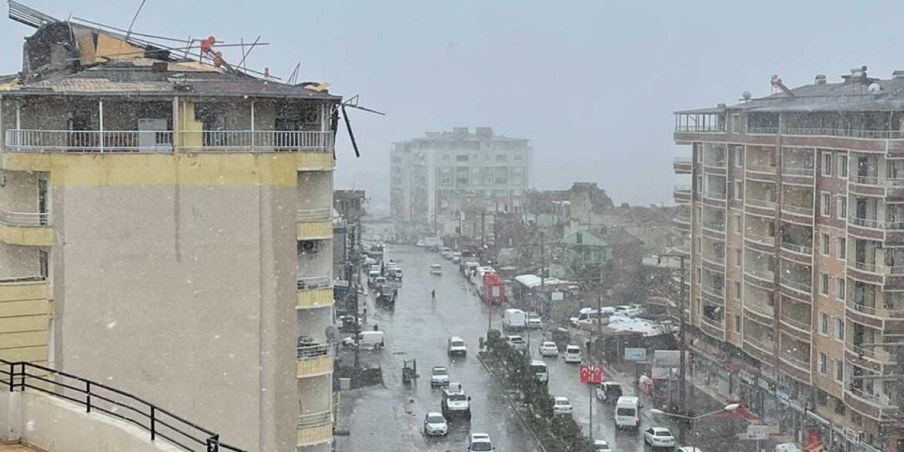 Şiddetli Rüzgarda 7 Katlı Binanın Çatısı Uçtu