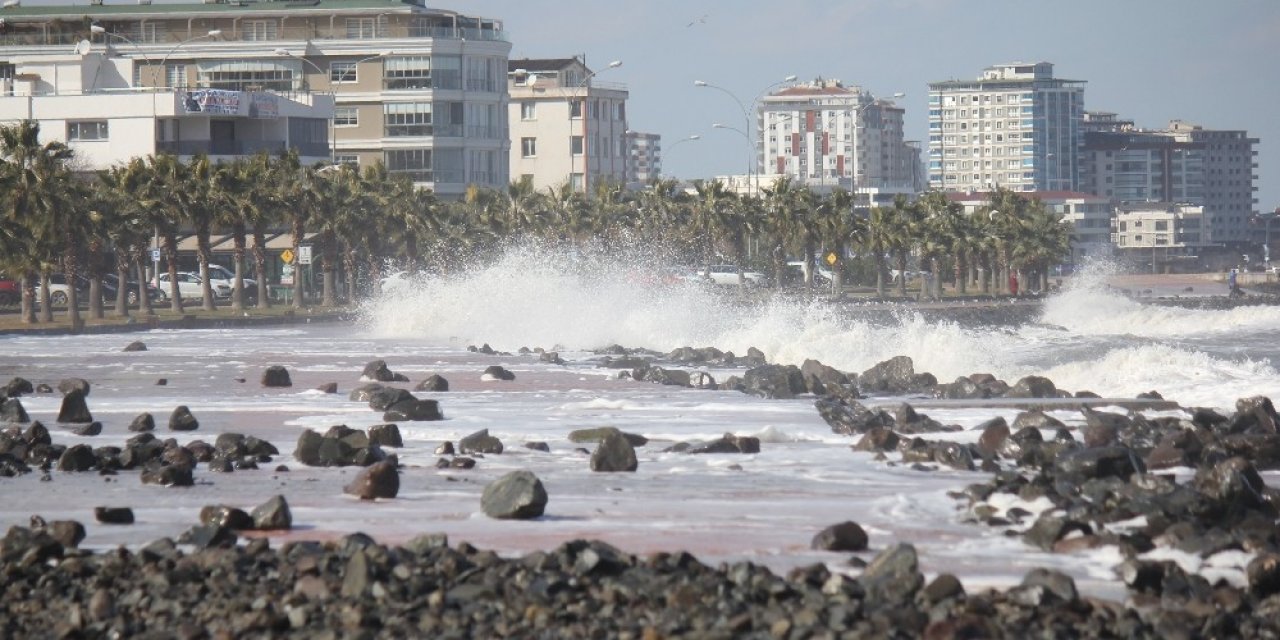 Karadeniz’de Dev Dalgalar Oluştu, Deniz Yola Taştı