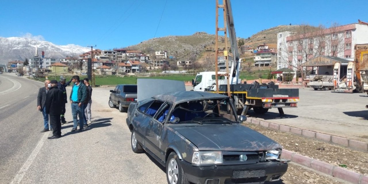 Otomobilin Üzerine Çatı Düştü: 2 Yaralı