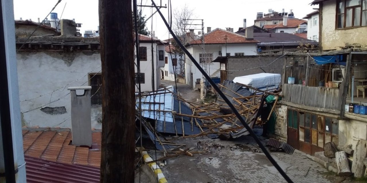 Karaman’da Rüzgar Evin Çatısını Uçurdu, Elektrik Direklerini Yıktı