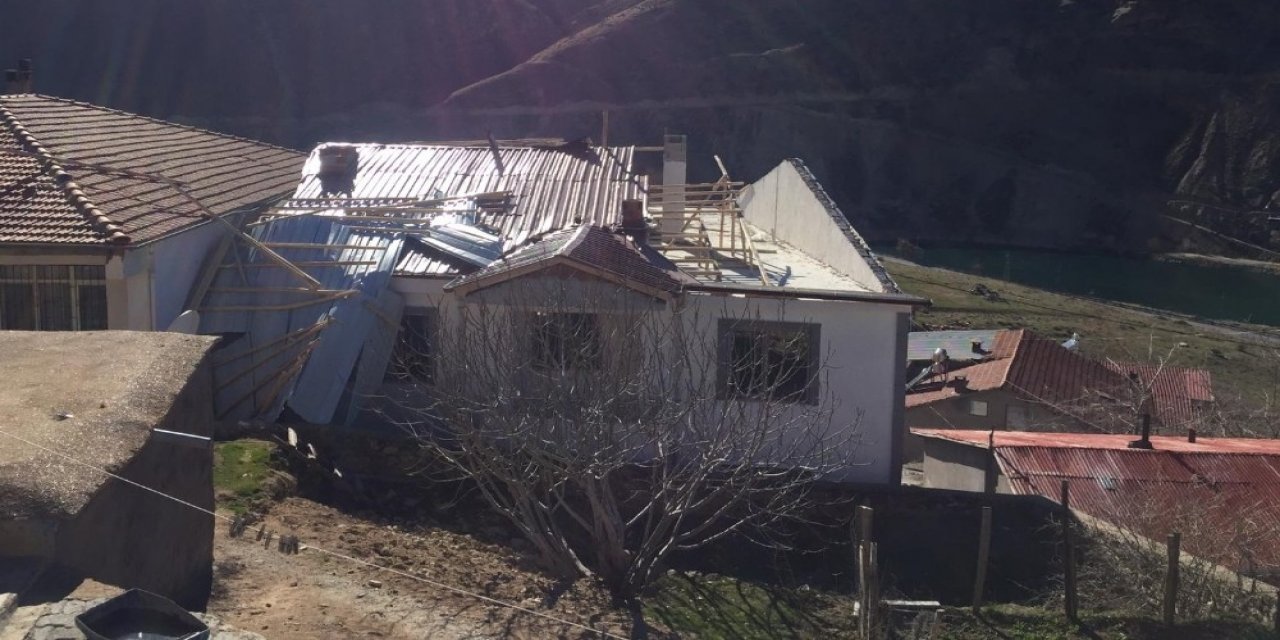 Elazığ’ın 2 İlçesinde Fırtına Bazı Çatıları Uçurdu
