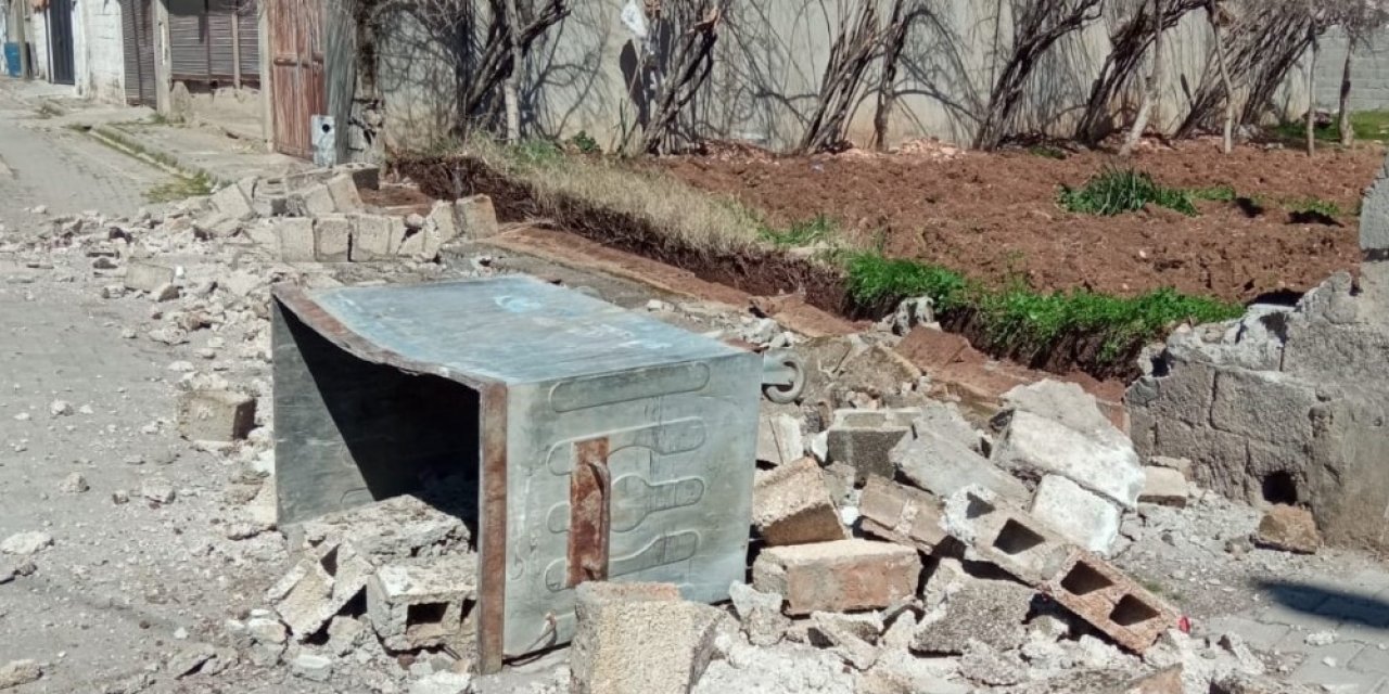 Kahta’da Şiddetli Rüzgar Duvar Yıktı
