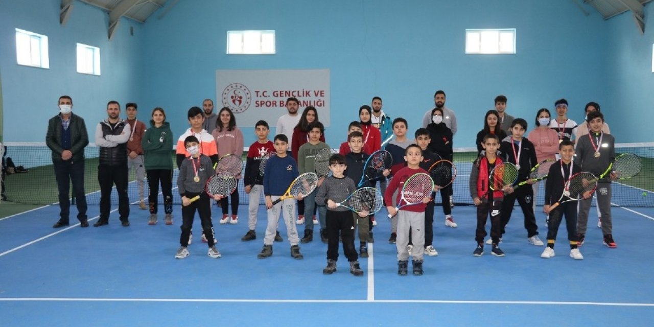 Ağrı’da İ̇stiklal Marşı’nın Kabulü Ve M.akif Ersoy Anma Tenis Turnuvası Düzenlendi
