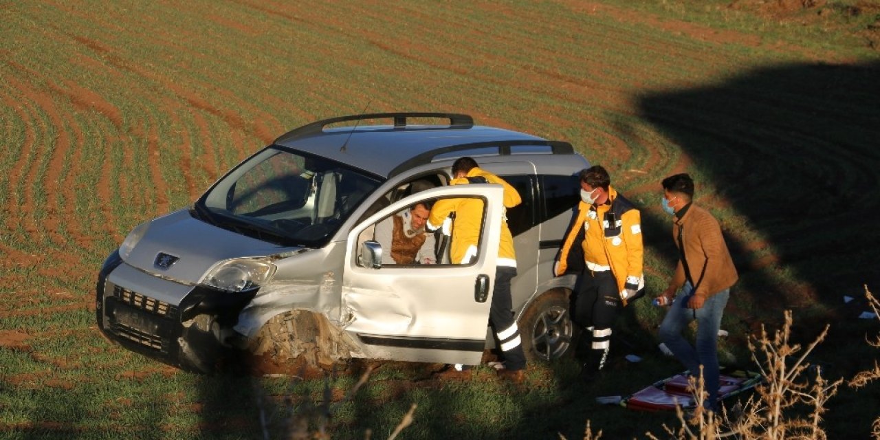Otobüsle Çarpışan Hafif Ticari Araç Tarlaya Uçtu: 1 Yaralı