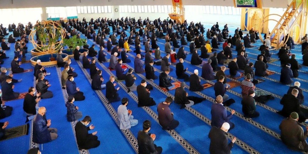 Erzincan’da Depreminde Hayatını Kaybedenler İçin Mevlit Okutuldu