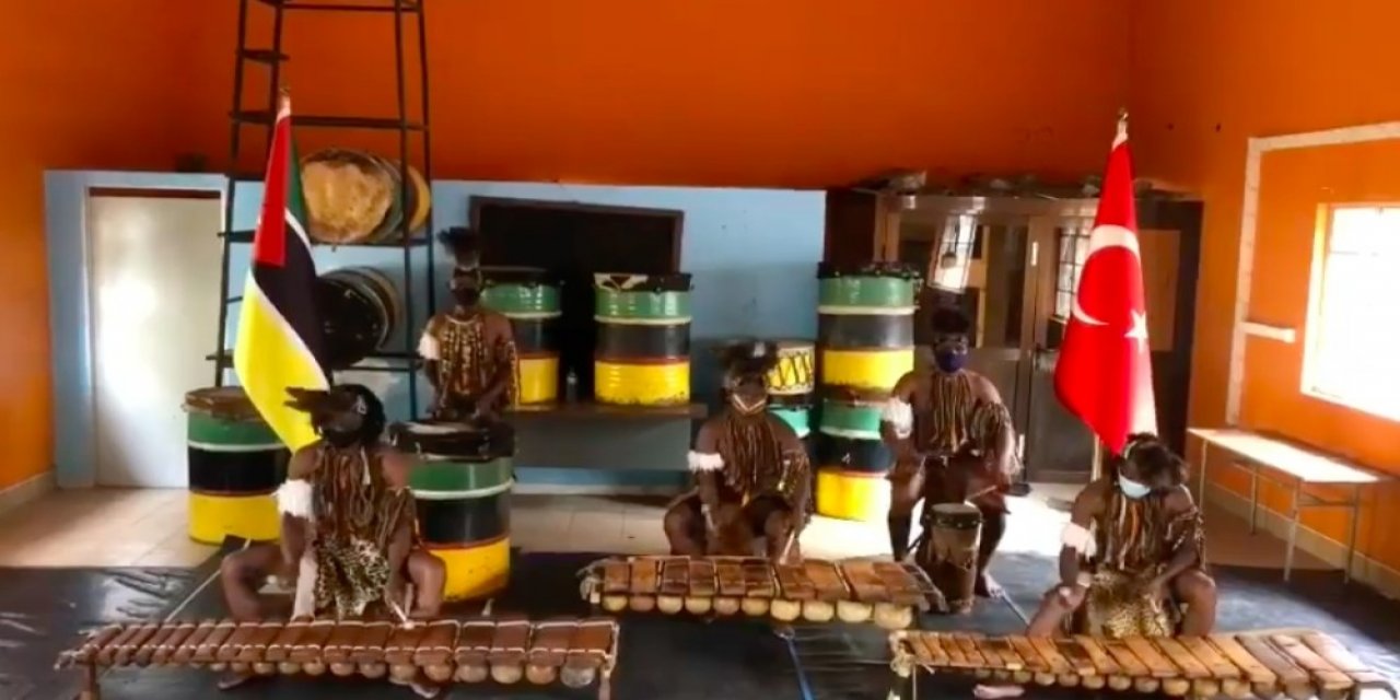 Mozambikli Sanatçılardan İ̇stiklal Marşı