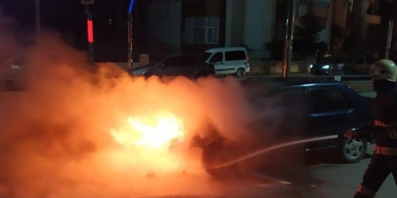 Elazığ’da Seyir Halindeki Otomobil Yandı