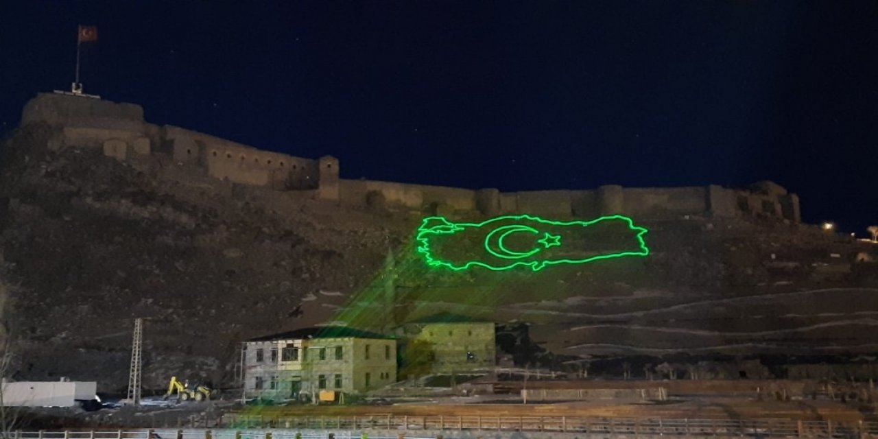 Kars’ta Bayrak Ve Atatürk Temalı Lazer Gösterisi