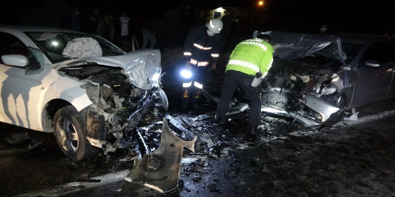 Mersin’de 2 Otomobil Kafa Kafaya Çarpıştı: 3 Yaralı