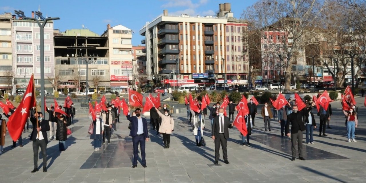 Başkan Ve Gençler İ̇stiklal Marşı İçin Buluştu