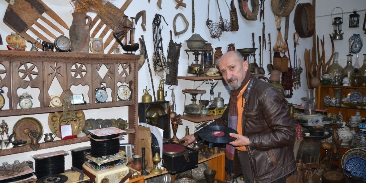Bisküvi Kutusuyla Başlayan Antika Merakı 5 Bine Yakın Antikayla Müzeye Dönüştü