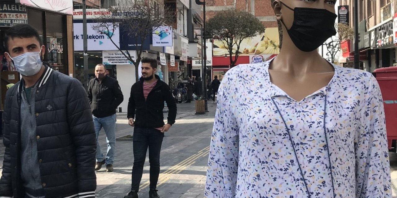 Dükkanının Kapanmasını İstemeyen Esnaf, Cansız Mankene Maske Taktı