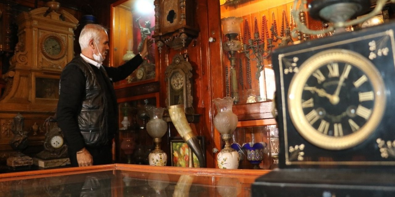 Zamanın Tanıkları Antika Salonlarını Süslüyor