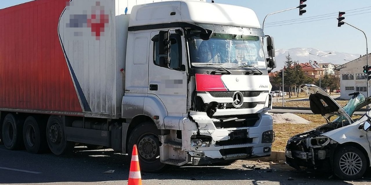 Kargo Yüklü Tır İle Otomobil Çarpıştı: 2 Yaralı