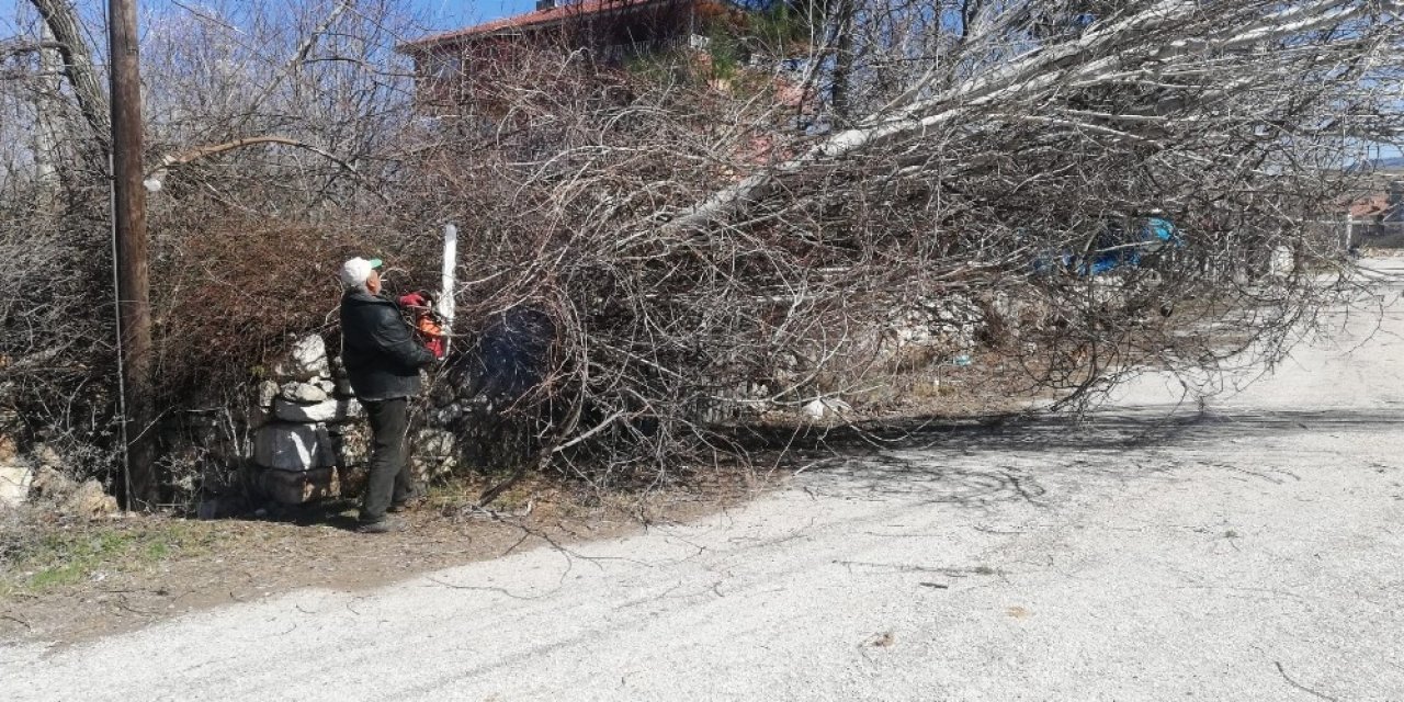 Gölbaşı İlçesinde Çatılar Uçtu, Ağaçlar Devrildi