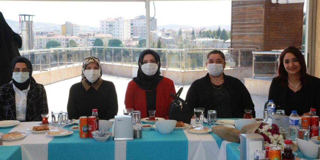 Elazığ Belediyesi Kadın Meclisi, Sağlık Çalışanlarını Ağırladı