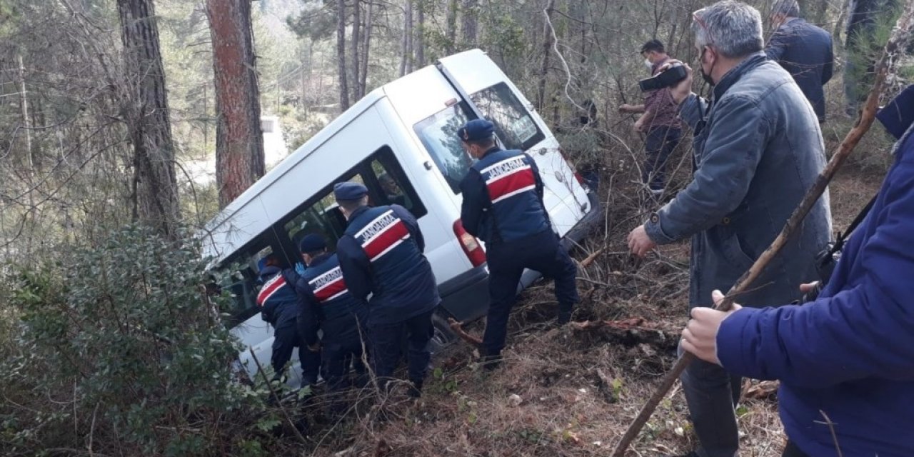 Konfeksiyon İşçilerini Taşıyan Minibüs Kaza Yaptı: 10 Yaralı