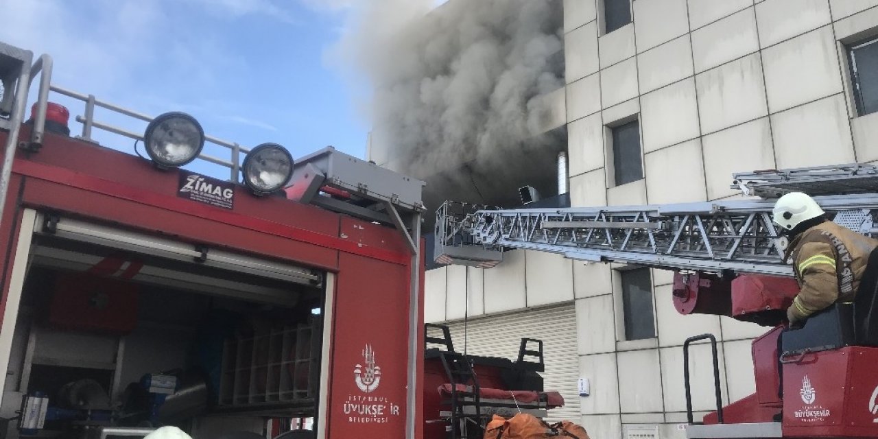 Esenyurt’ta Korkutan İş Yeri Yangını