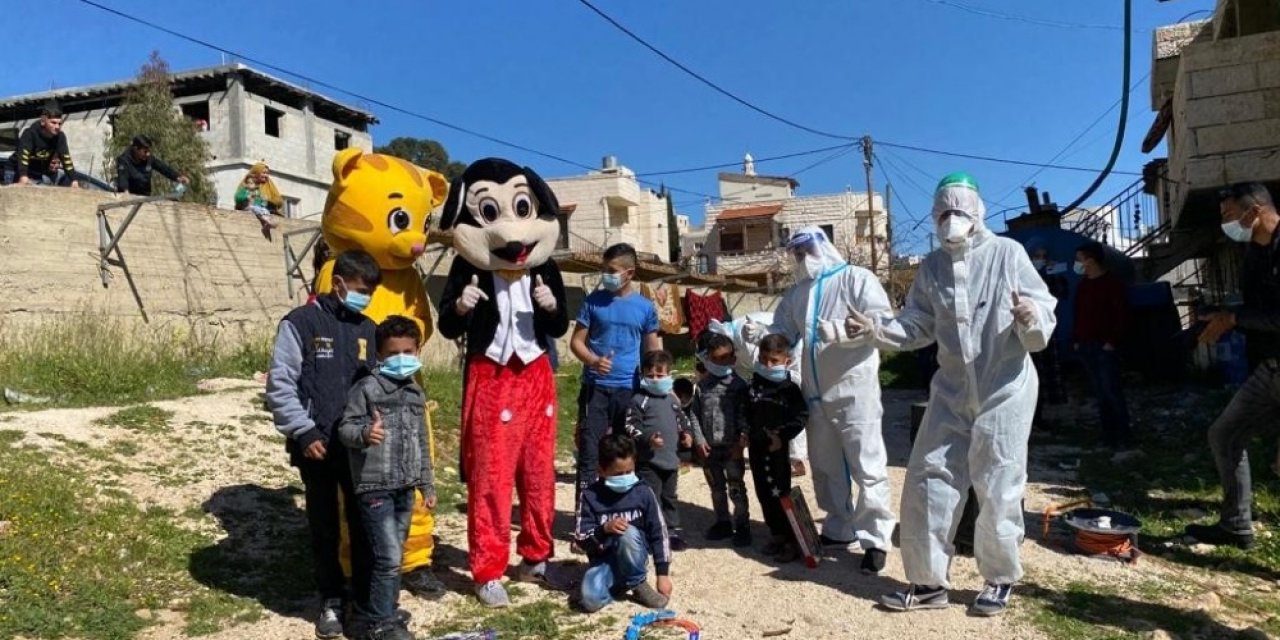 Batı Şeria’da Sağlıkçılardan Covid-19 Hastası Çocuklara Moral Ziyareti