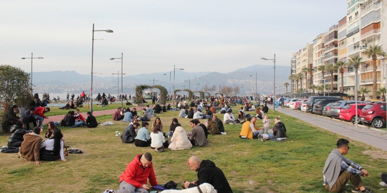 İ̇zmir’de ‘kırmızı Alarm’ Uyarısına Rağmen Ürküten Yoğunluk
