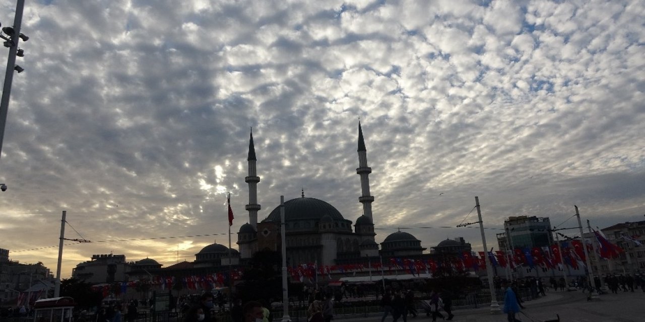İ̇stanbul’da Bulutların Oluşturduğu Manzara Mest Etti
