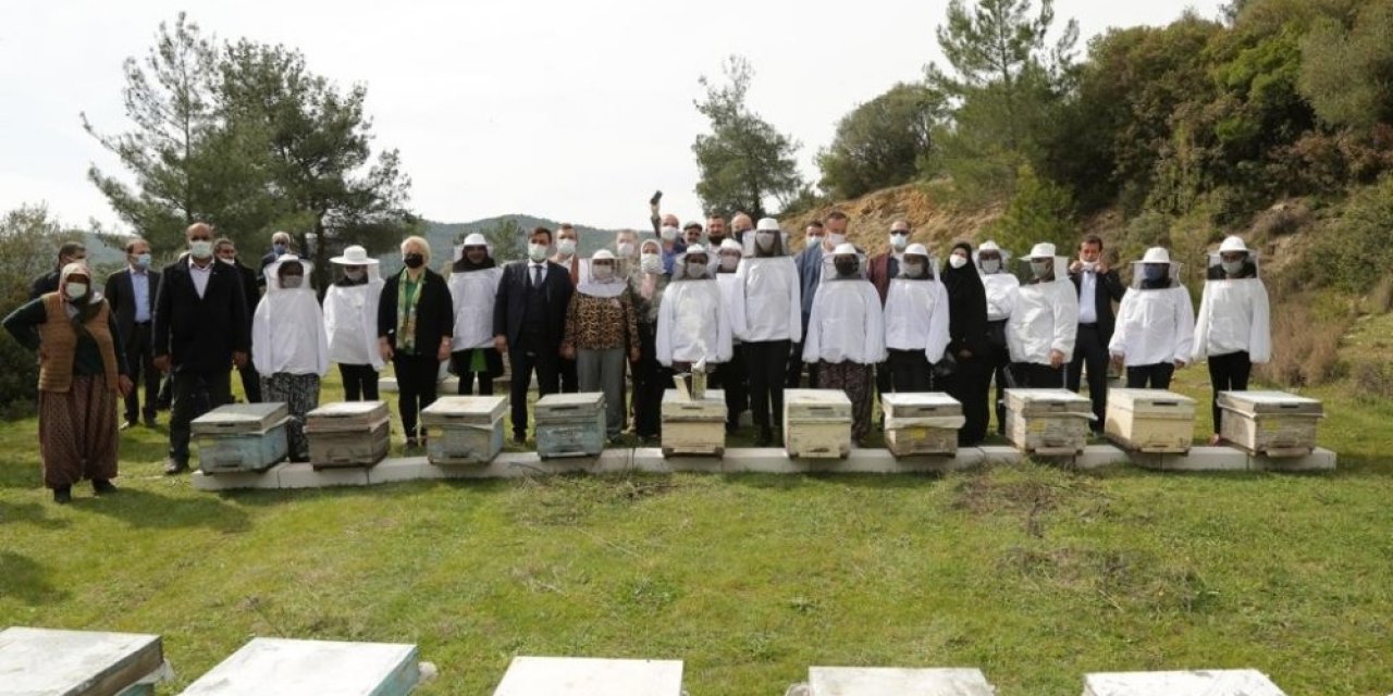 İ̇zmir’de 100 Roman Kadına, 1000 Arı Kovanı Teslim Edildi