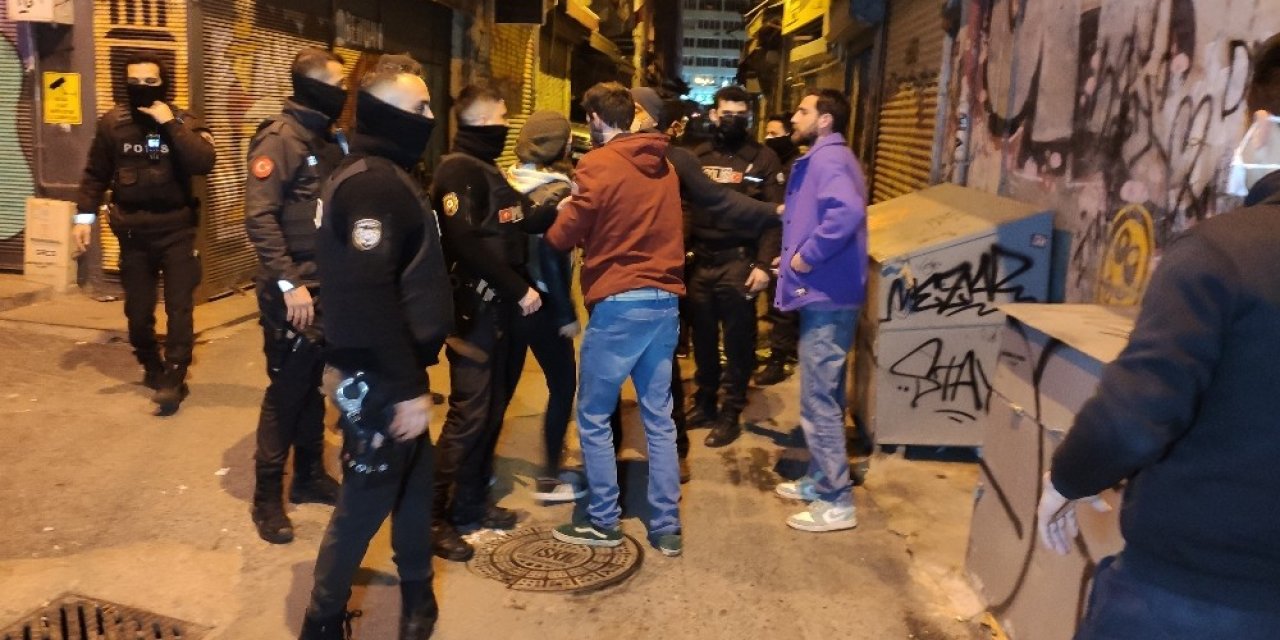 Beyoğlu’nda Parti Yapılan Mekana Polis Baskını