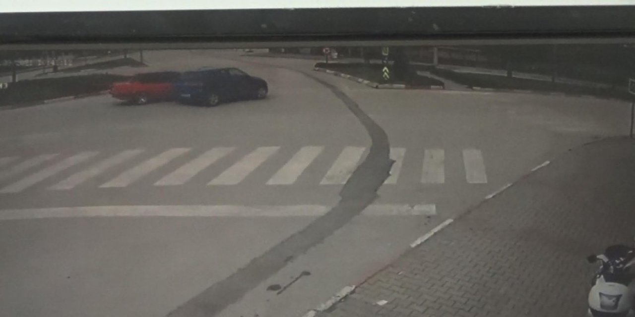 İ̇ki Otomobil Böyle Çarpıştı: 2 Yaralı