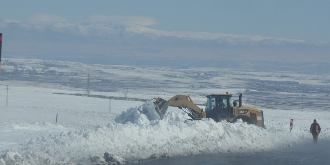 Karayolları Kars-çıldır Yolunda Kar Temizlemesi Yapıyor