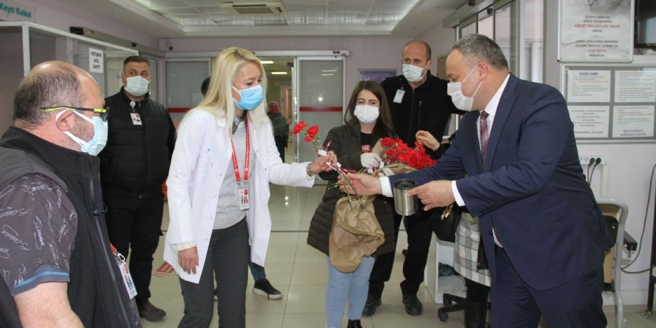 Buca Belediyesinden Sağlıkçılara Kırmızı Karanfil