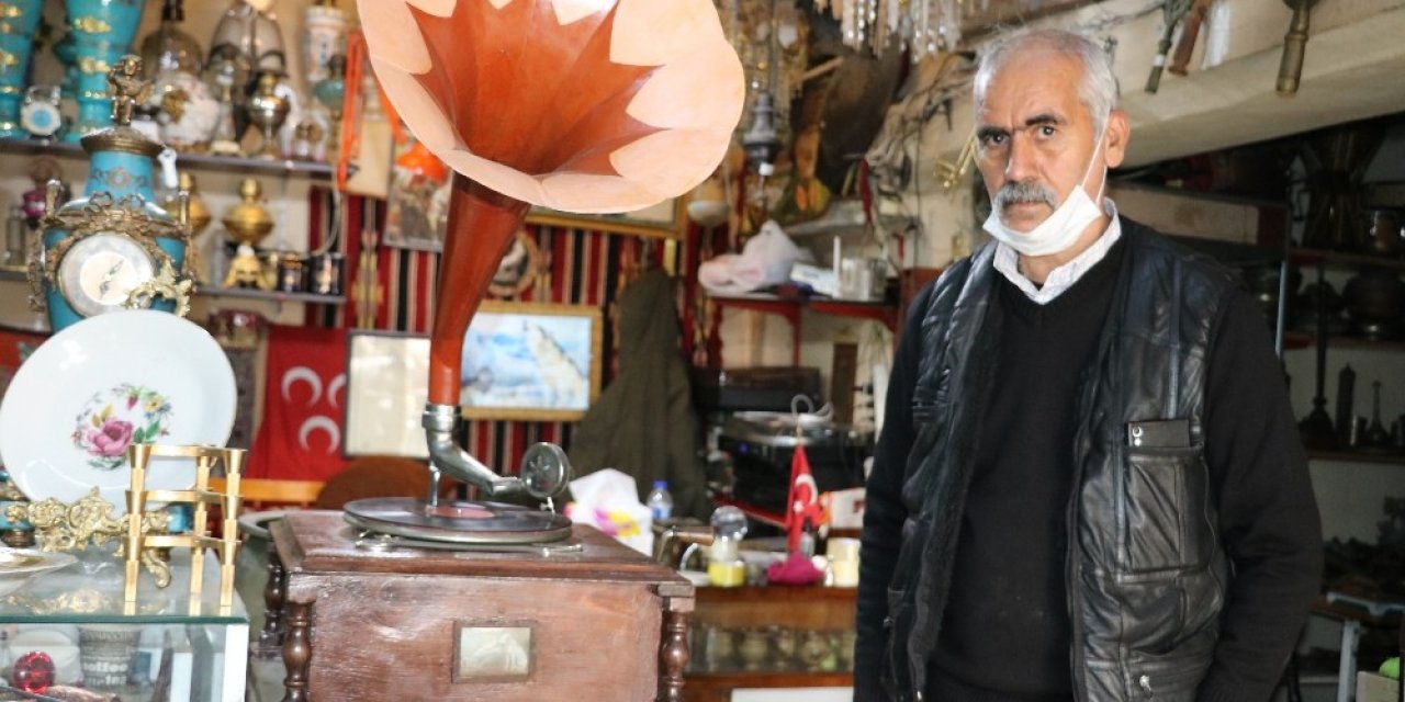 Tarihi Gramofonlar Antikacıların Baş Köşesini Süslüyor