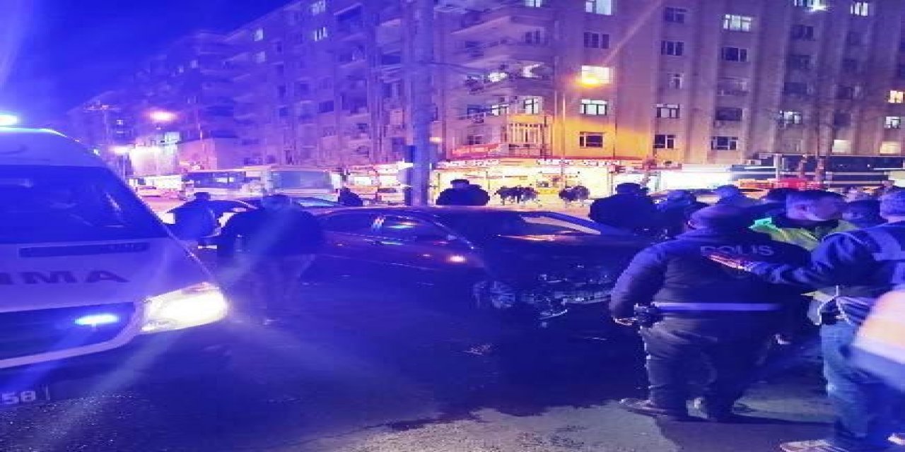 Diyarbakır’da Otomobiller Kafa Kafaya Çarpıştı: 4 Yaralı
