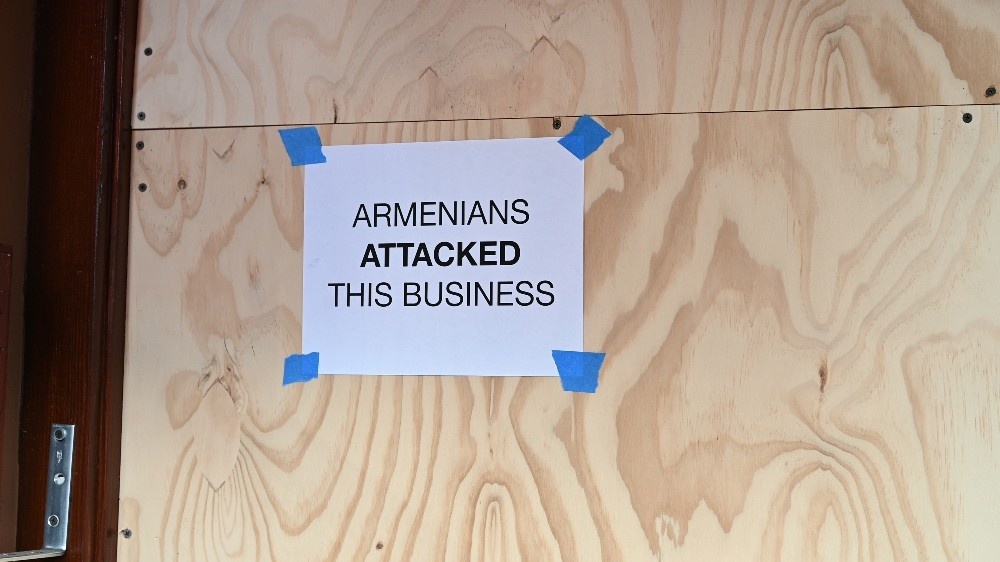 Saldırıya uğrayan restoranın sahibine Türk, Azerbaycan ve Pakistanlılardan destek
