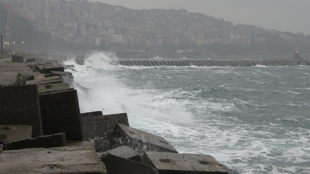 Zonguldak’ta yağmur ve rüzgar etkili oldu